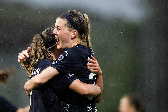 FC Rosengårds Loreta Kullashi och Olivia Schough jublar