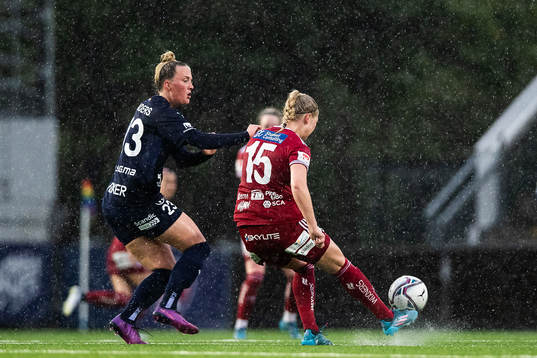 FC Rosengårds Stefanie Sanders och Piteås Ellen Löfqvist