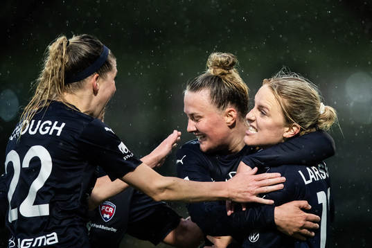 FC Rosengårds Stefanie Sanders och Mimmi Larsson  jublar