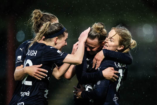 FC Rosengårds Stefanie Sanders och Mimmi Larsson jublar