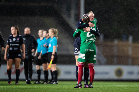 FC Rosengårds Stefanie Sanders och Piteås målvakt Amanda