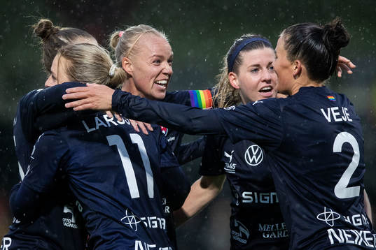 FC Rosengårds Caroline Seger och Olivia Schough jublar med