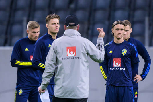Mattias Svanberg and Kristoffer Olsson in front of head