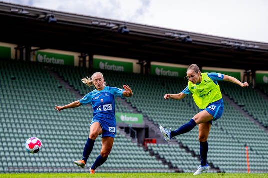 Amalie Eikeland and Guro Reiten of the Norwegian women's