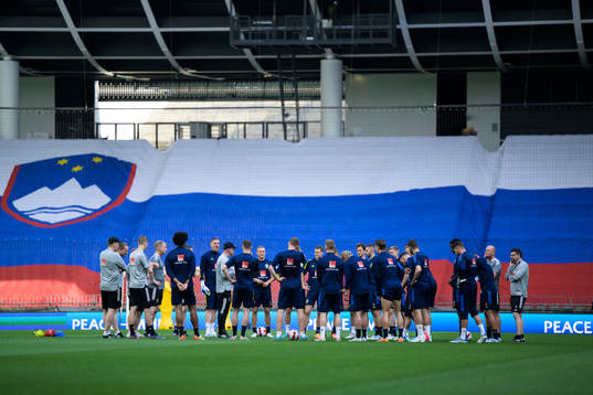 Head coach Janne Andersson talks to players of the Swedish
