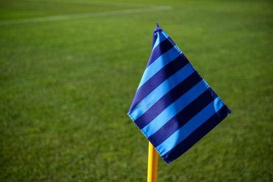En hörnflagga med Djurgårdens färger på