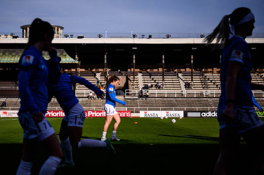 Kalmars Annie Habeeb värmer upp