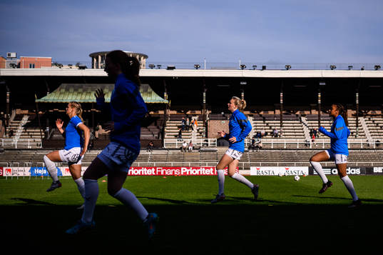 Kalmars spelare värmer upp