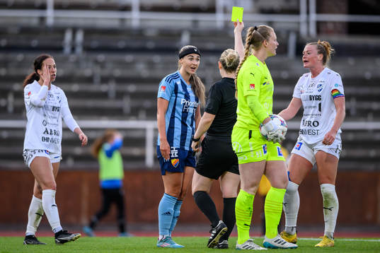 Djurgårdens Lova Lundin får ett gult kort av domare Laura