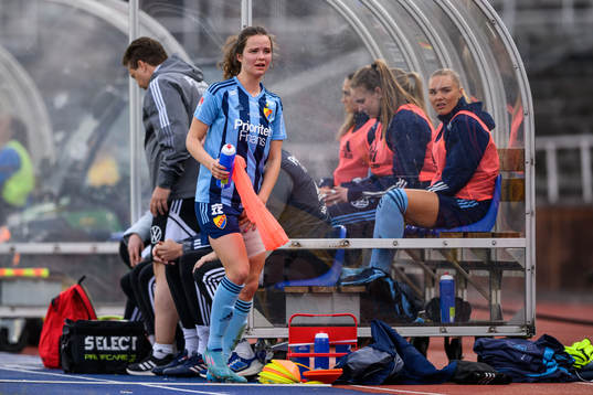 Djurgårdens Julia Walentowicz lämnar planen skadad