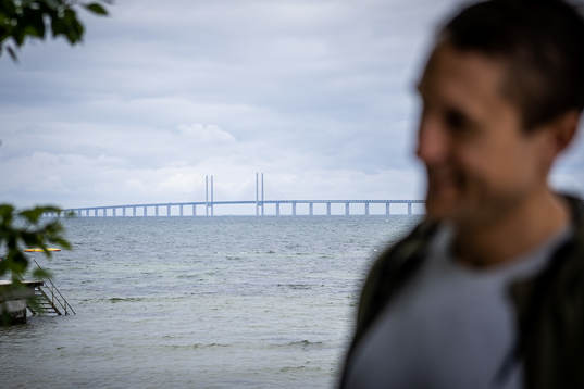 Öresundsbron skymtar i bakgrunden av Malmö Redhawks