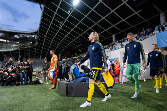 Emil Forsberg and goalkeeper Robin Olsen of Sweden