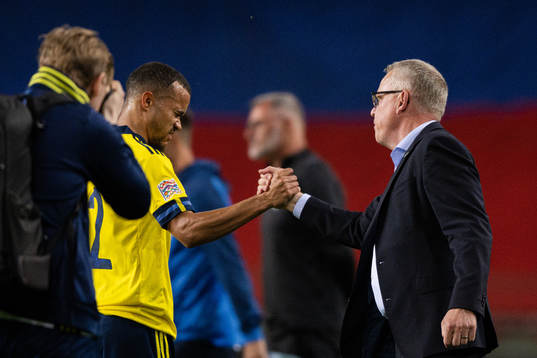 Robin Quaison and head coach Janne Andersson of Sweden