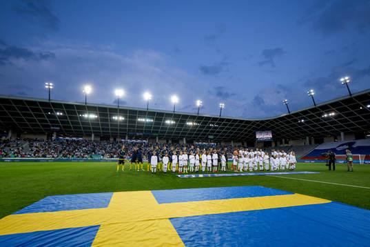 Players of Sweden and Slovenia