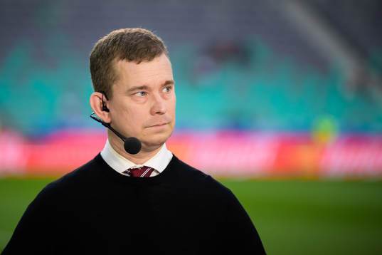 Erik Niva in the studio of Swedish broadcaster Viaplay