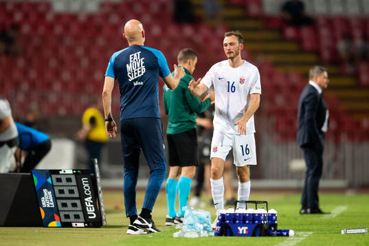 Fredrik Aursnes and Ståle Solbakken, head coach of Norway