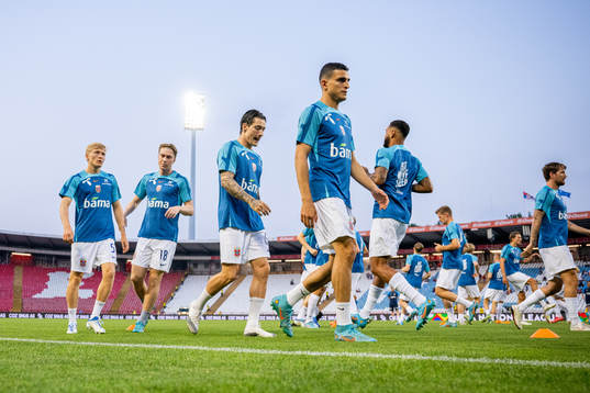 Mohamed Elyounoussi and players of Norway warm up