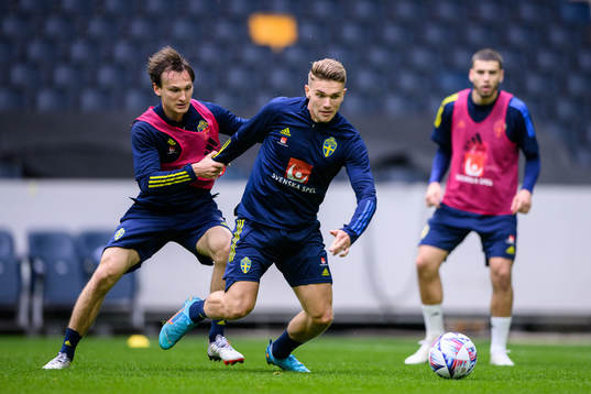 Hjalmar Ekdal and Viktor Gyökeres of the Swedish national