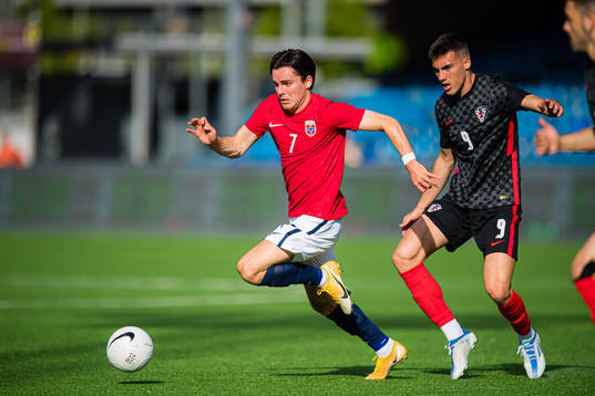Hugo Vegard Vetlesen of Norway and Roko Šimić of Croatia