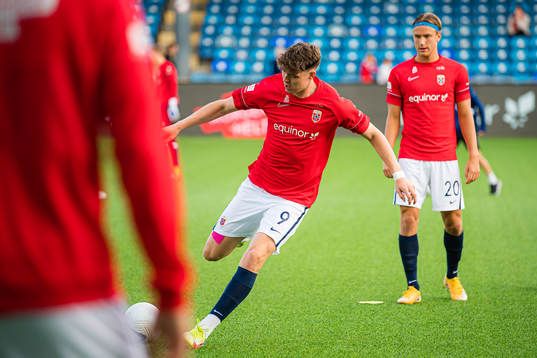 Jørgen Strand Larsen of Norway warms up