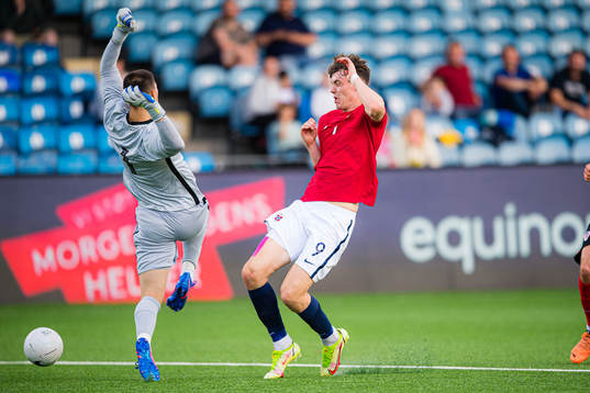 Dominik Kotarski of Croatia and Jørgen Strand Larsen of