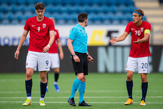 Jørgen Strand Larsen of Norway, David Munro, referee, and