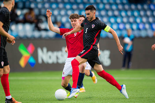 Jørgen Strand Larsen of Norway and Josip Šutalo of Croatia