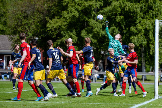 Torns målvakt Oskar Lindstedt boxar bort bollen