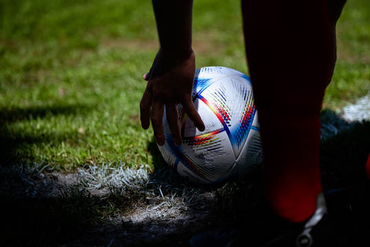 En fotboll vid hörnflaggan