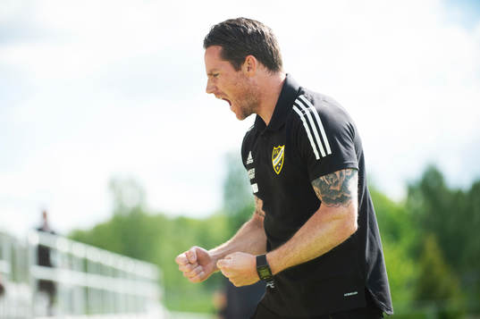IFK Hässleholms tränare Johan Persson jublar vid