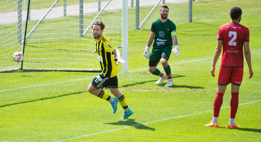IFK Hässleholms Albin Ekström gör 1-0 i matchen i div. 2