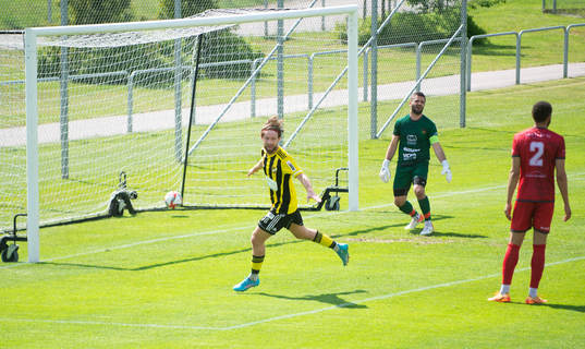 IFK Hässleholms Albin Ekström gör 1-0 i matchen i div. 2