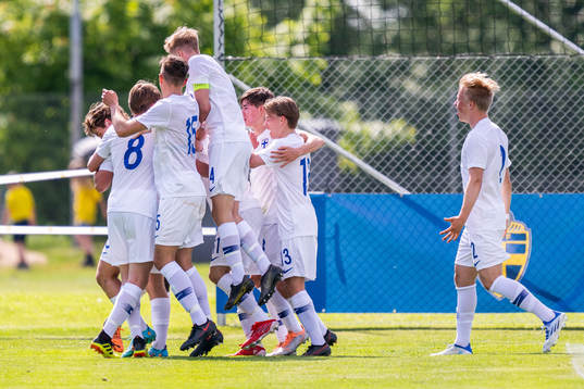 Finlands Badreddine Bushara jublar med lagkamrater