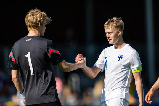 Finlands målvakt Luka Nokelainen och Rony Jansson jublar