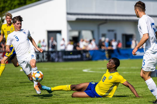 Finlands Tomas Galvez och SverigesRichie Omorowa