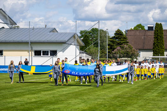 Sveriges och Finlands spelare gör entré