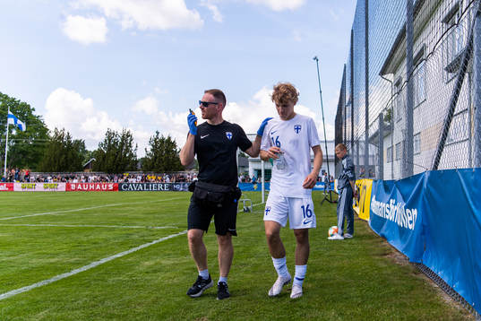 Finlands fysioterapeut Michael Oliphant och Finlands Oscar