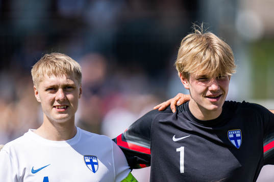 Finlands Rony Jansson och målvakt Luka Nokelainen