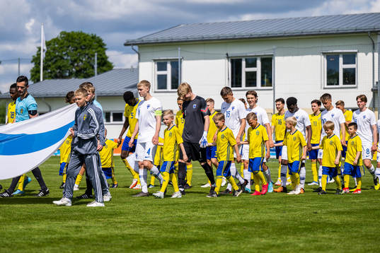 Finlands spelare gör entré