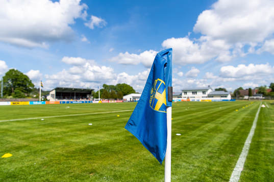 En hörnflagga med Svenska Fotbollsförbundets emblem på
