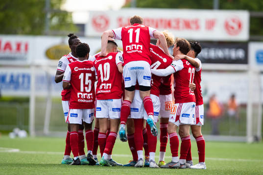 Sandvikens Daniel Söderberg jublar med lagkamrater