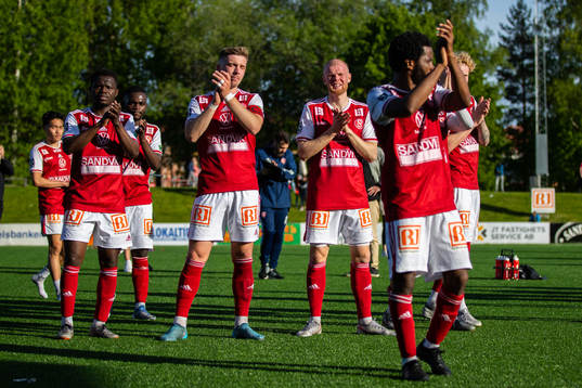 Sandvikens spelare tackar publiken