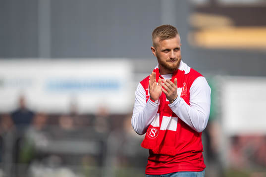 Tidigare Sandvikenspelaren Marcus Hägg tackades av