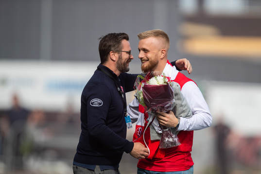 Tidigare Sandvikenspelaren Marcus Hägg tackades av