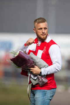 Tidigare Sandvikenspelaren Marcus Hägg tackades av