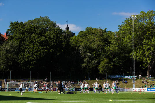 s och Hammarbys spelare värmer upp
