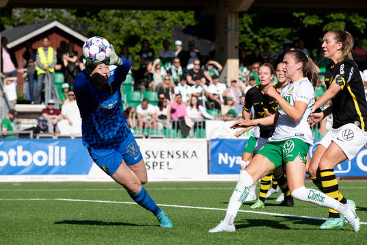 s målvakt Milla-Maj Majasaari räddat ett skott