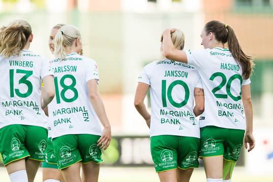 Hammarbys Emma Jansson klappar om av Vilde Hasund