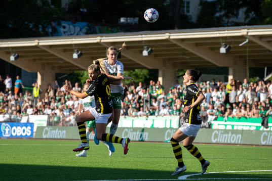 s Remy Siemsen och Hammarbys Courtney Nevin