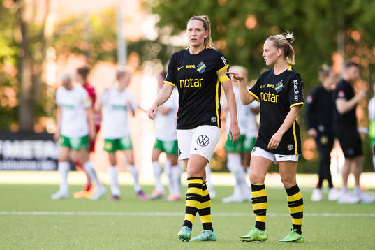 s Jennie Nordin och Agnes Nyberg deppar